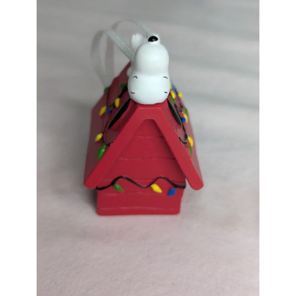 Peanuts Worldwide Snoopy on top 1st place Christmas‎ Decorated doghouse ornament